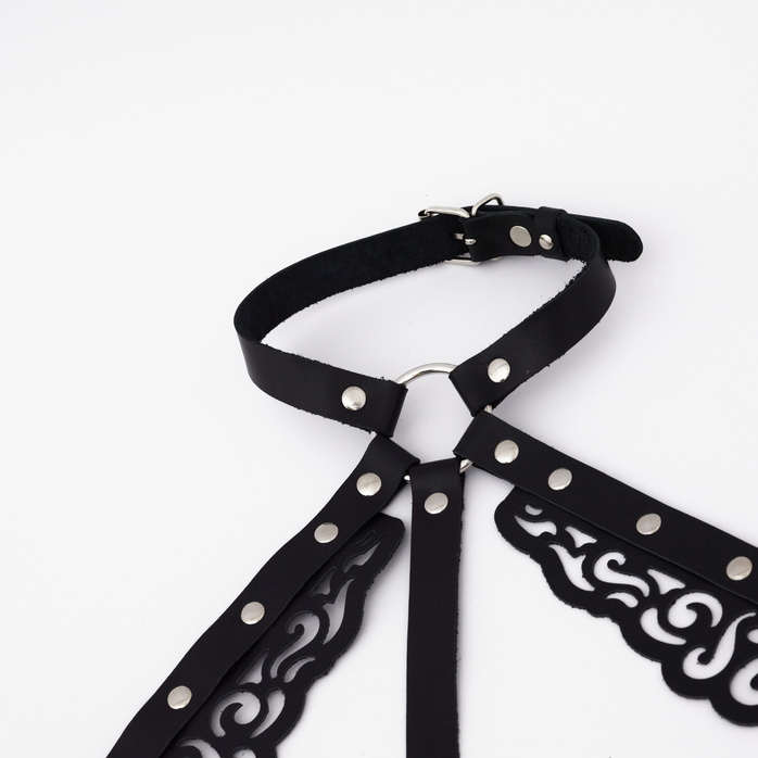 Черная резная портупея с клепками. Фотография 5.