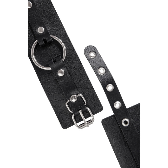 Черные наручники из толстой натуральной кожи с люверсами. Фотография 6.