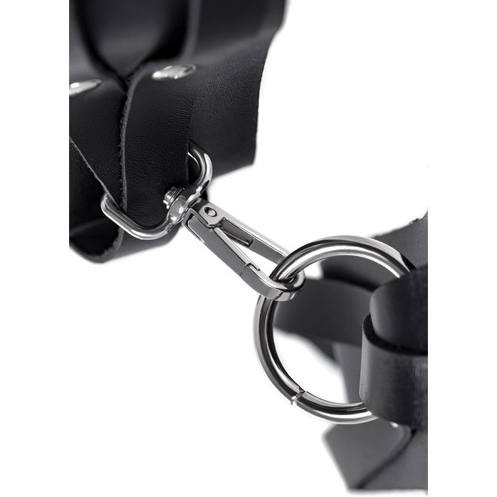 Черные кожаные оковы с двумя перекрёстными ремешками. Фотография 7.