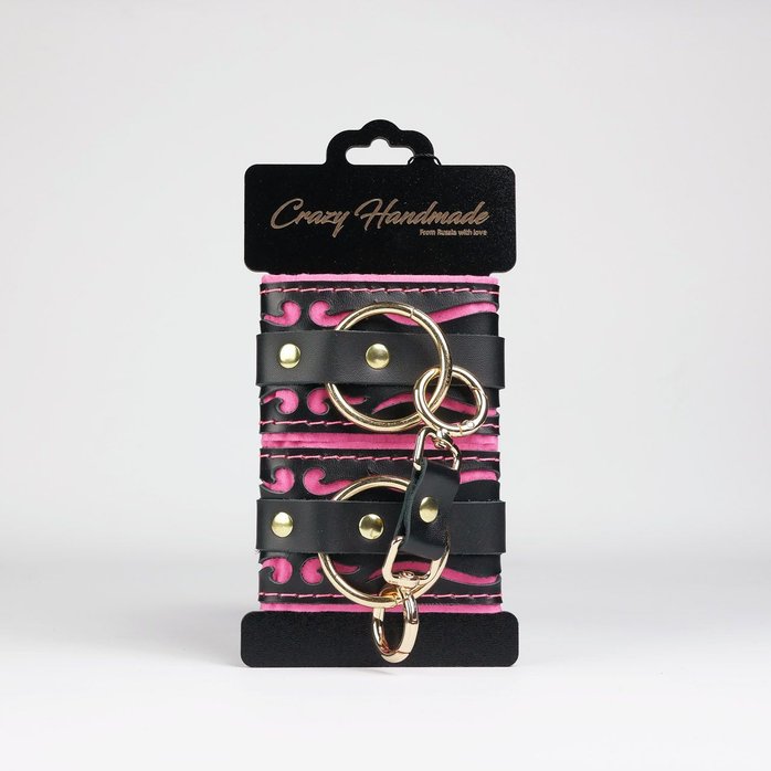 Черные кожаные наручники с розовой строчкой. Фотография 2.
