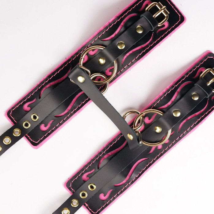 Черные кожаные оковы с розовой строчкой. Фотография 6.