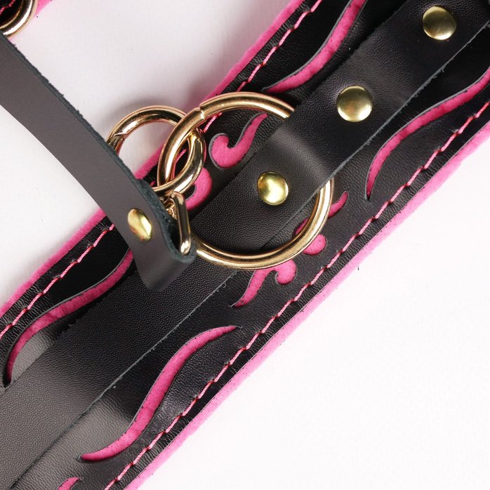 Черные кожаные оковы с розовой строчкой. Фотография 7.