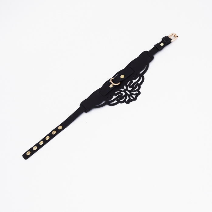 Фигурный чокер с узорами и золотистой фурнитурой. Фотография 5.