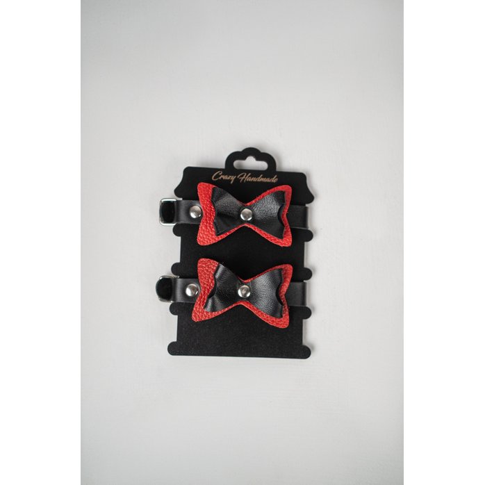 Черно-красные кожаные наручники с бантиками. Фотография 2.