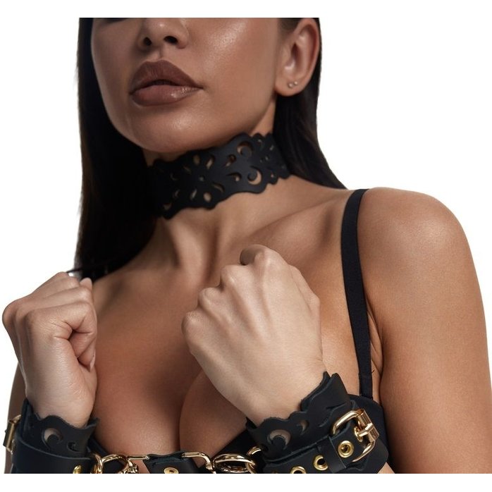 Черный ажурный чокер с золотистой фурнитурой. Фотография 2.