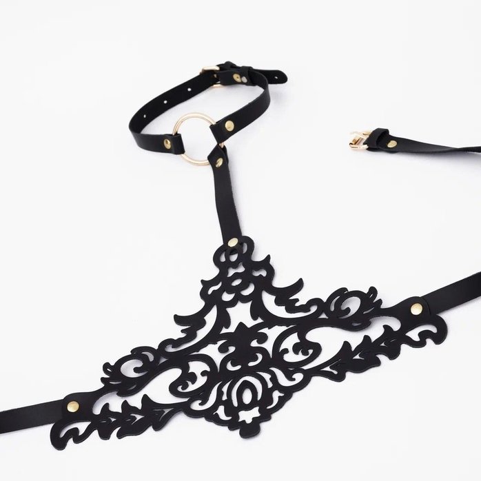 Черная резная портупея с золотистой фурнитурой. Фотография 3.