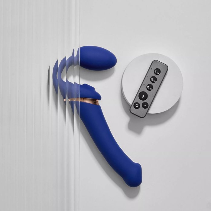Синий безремневой страпон Multi Orgasm Bendable Strap-On size XL с клиторальной стимуляцией. Фотография 2.