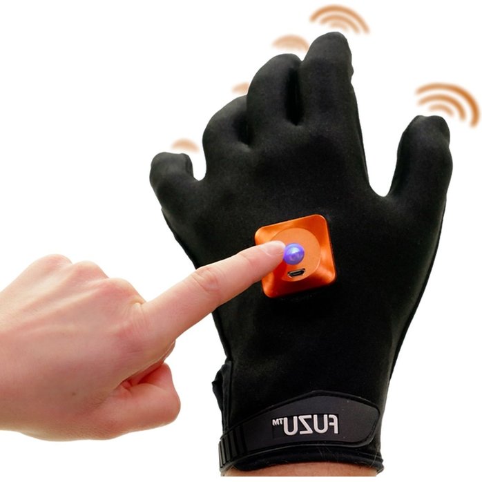 Черная виброперчатка для массажа Fuzu на левую руку. Фотография 3.