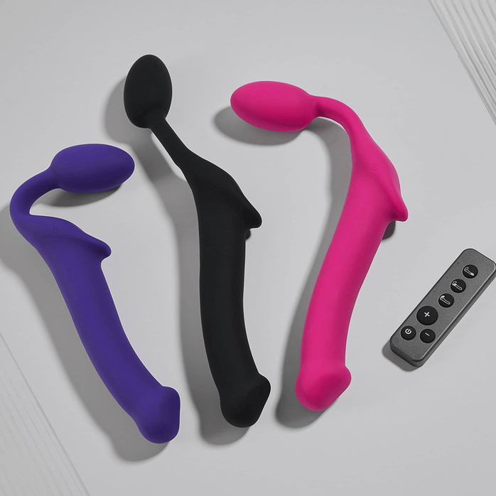 Ярко-розовый безремневой страпон Strap-on-me Vibrating Bendable Strap-On size M. Фотография 7.