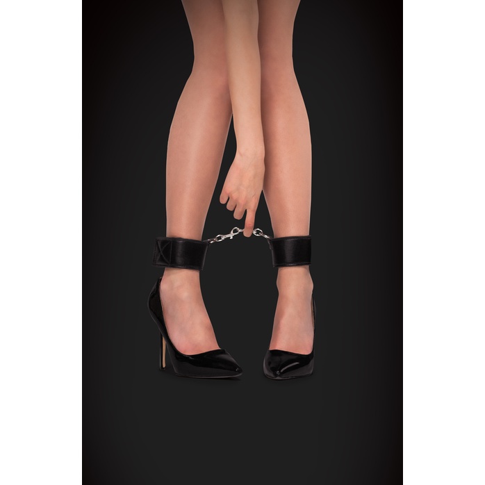 Чёрные двусторонние оковы на ноги Reversible Ankle Cuffs - Ouch!. Фотография 3.