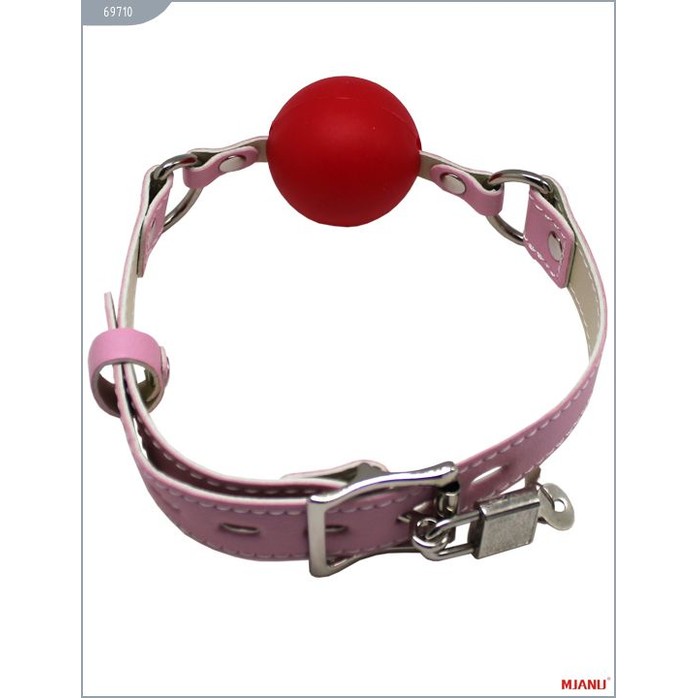 Красный пластиковый кляп-шар с фиксацией розовыми ремешками - MJANU. Фотография 2.