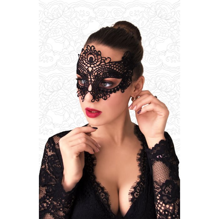 Чёрная высокая кружевная маска с крупным цветком в верхней части. Фотография 2.