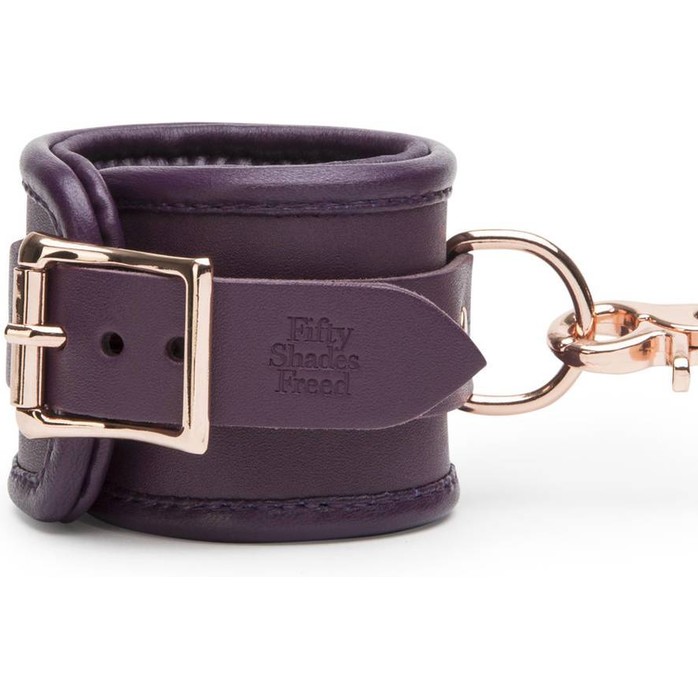 Фиолетовые наручники Cherished Collection Leather Wrist Cuffs - Fifty Shades Freed. Фотография 2.