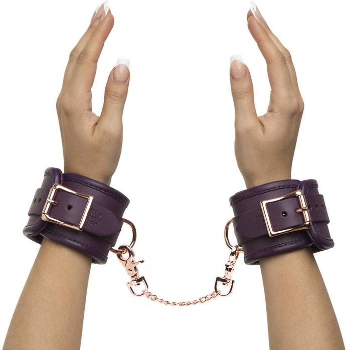 Фиолетовые наручники Cherished Collection Leather Wrist Cuffs - Fifty Shades Freed. Фотография 4.