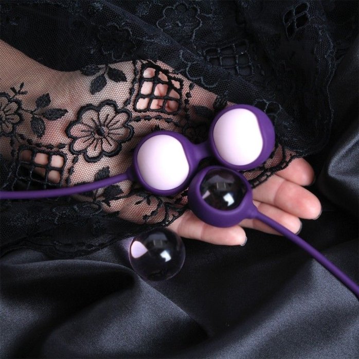 Фиолетовые вагинальные шарики Cosmo Balls с парой сменных шаров. Фотография 4.