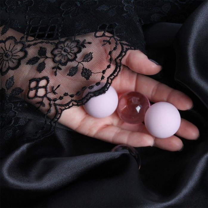 Фиолетовые вагинальные шарики Cosmo Balls с парой сменных шаров. Фотография 5.