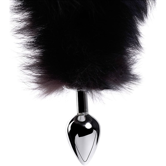 Большая серебристая металлическая анальная втулка с черным лисьим хвостом. Фотография 5.