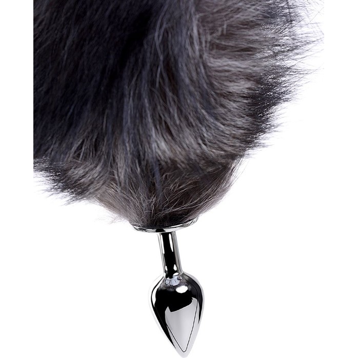 Серебристая металлическая анальная втулка с хвостом-чернобуркой. Фотография 5.