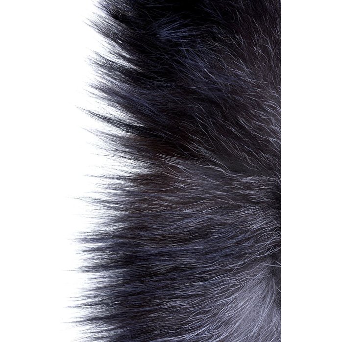 Серебристая металлическая анальная втулка с хвостом-чернобуркой. Фотография 6.