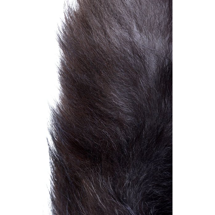 Большая серебристая металлическая анальная втулка с хвостом-чернобуркой. Фотография 6.