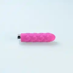  Розовый текстурированный вибромассажер Charms Plush Raspberry Pink 