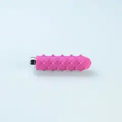  Розовый вибромассажер с рельефной поверхностью серии Charms Lace Raspberry Pink 