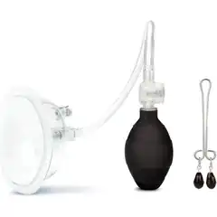  Прозрачная вакуумная помпа Deluxe Pussy Pump с зажимом для клитора 