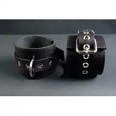  Оковы для ног с застежкой, ремешком и одним сварным кольцом 