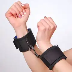  Чёрные наручники с застежками на липучках 