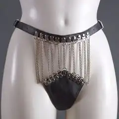  Кожаные трусики с металлическими цепочками 