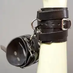  Черные кожаные напульсники 