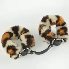  Черные кожаные наручники со съемной леопардовой опушкой 