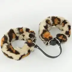  Черные кожаные оковы со съемной леопардовой опушкой 