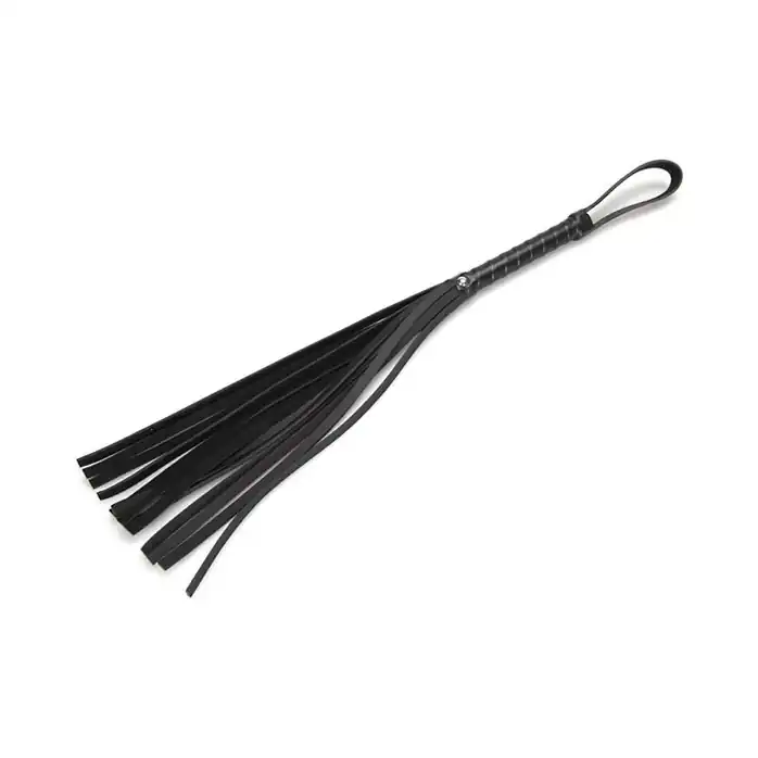 Черная BDSM-плетка из искусственной кожи средней длины