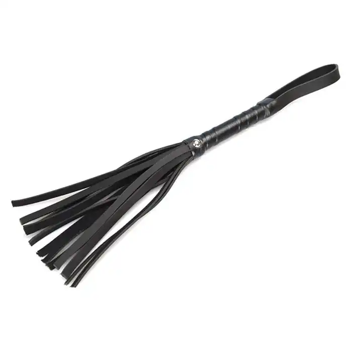 Короткая черная BDSM-плеточка из искусственной кожи - 38 см