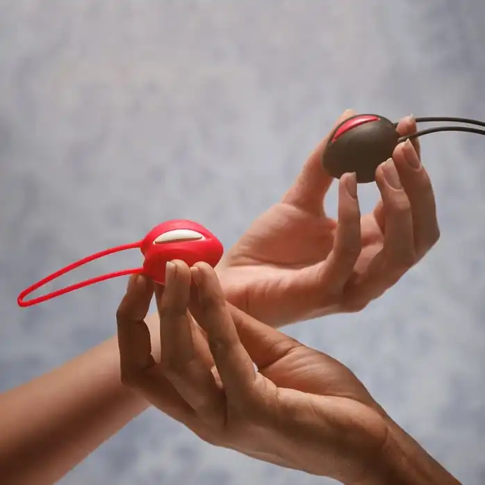 Красный вагинальный шарик Smartballs Uno. Фотография 4.