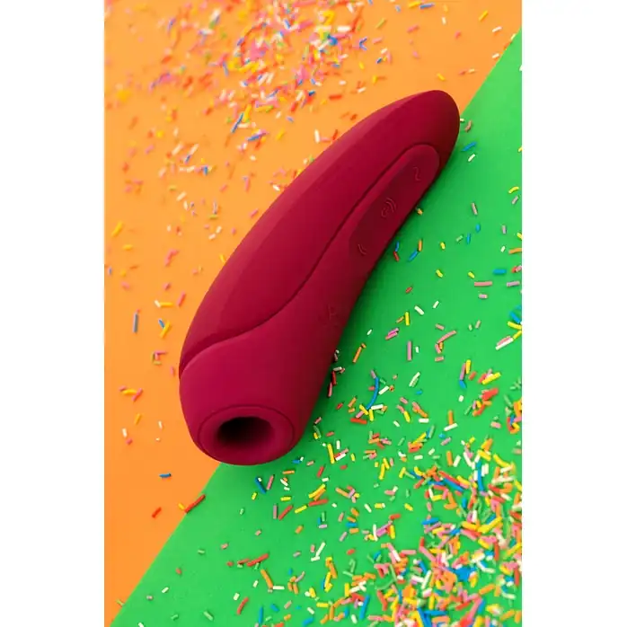 Бордовый вакуум-волновой стимулятор Satisfyer Curvy 1. Фотография 10.