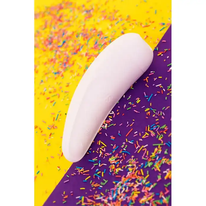 Белый вакуум-волновой стимулятор Satisfyer Curvy 2. Фотография 10.