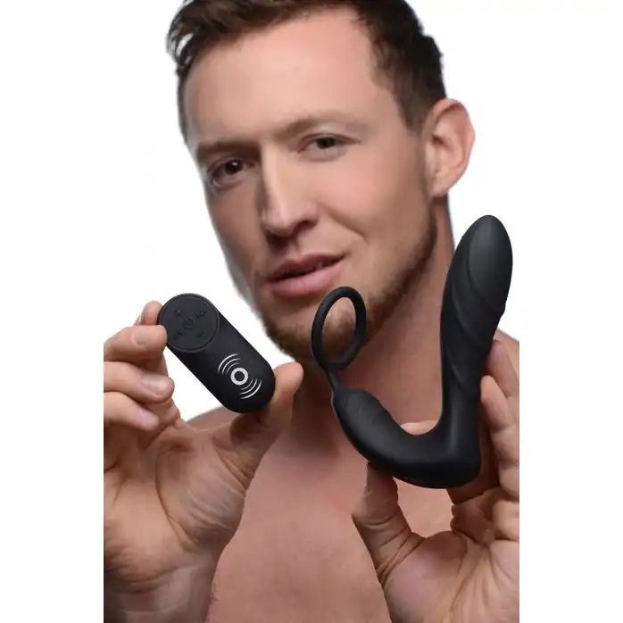 Черный вибростимулятор простаты Silicone Prostate Vibrator and Strap with Remote Control - 14,35 см - Under Control. Фотография 4.