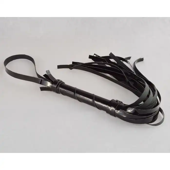 Черная лаковая плеть-флогер - 40 см - BDSM accessories
