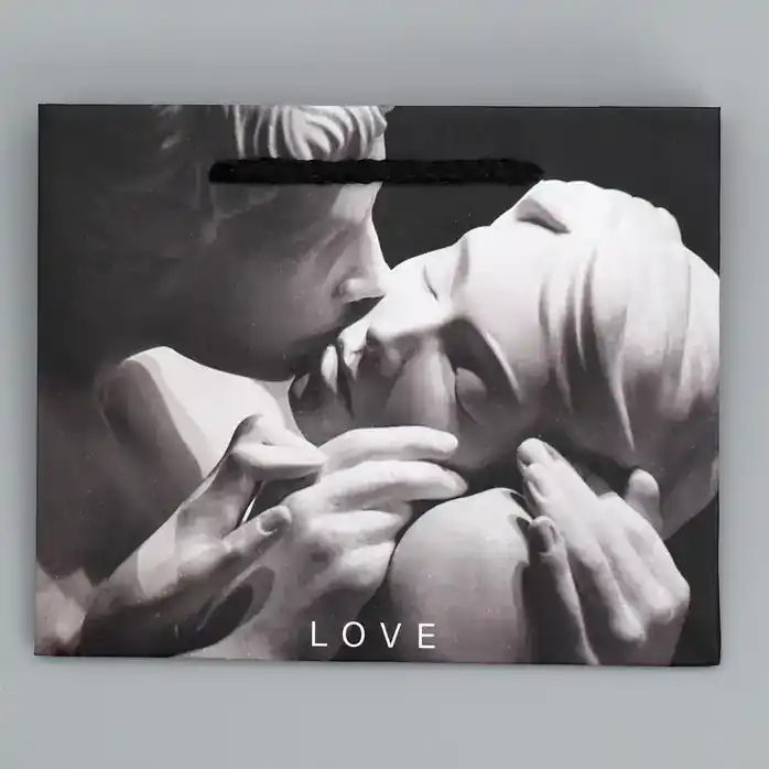 Маленький бумажный подарочный пакет LOVE - 15 х 12 см - Дарите Счастье. Фотография 5.
