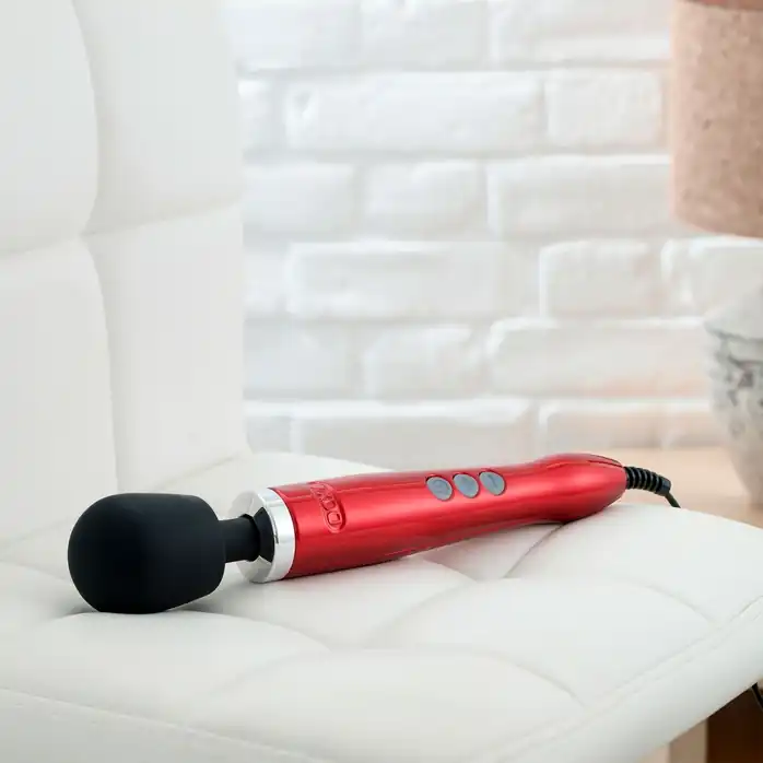 Красный жезловый вибратор Doxy Die Cast Wand Massager. Фотография 5.