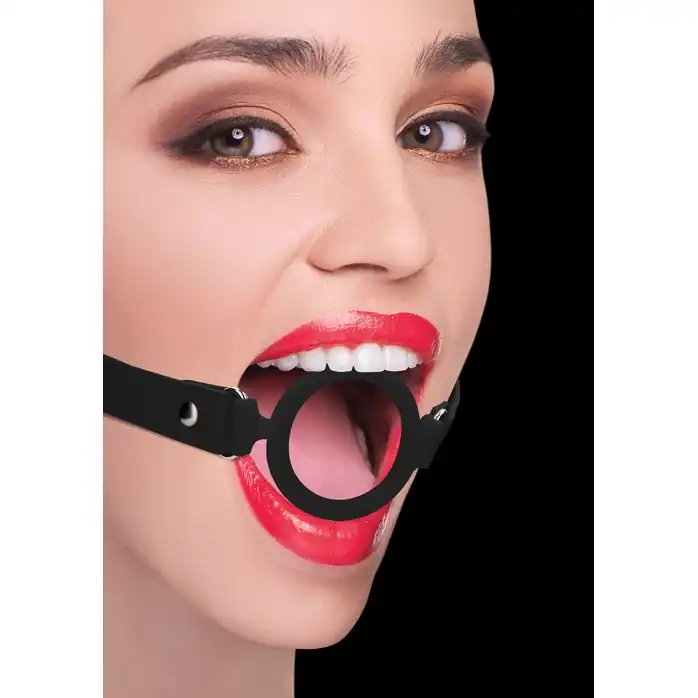 Черный кляп-кольцо с кожаными ремешками Silicone Ring Gag with Leather Straps - Ouch!. Фотография 3.