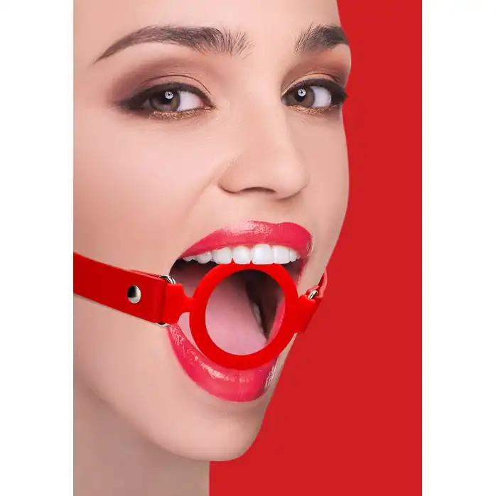 Красный кляп-кольцо с кожаными ремешками Silicone Ring Gag with Leather Straps - Ouch!. Фотография 3.