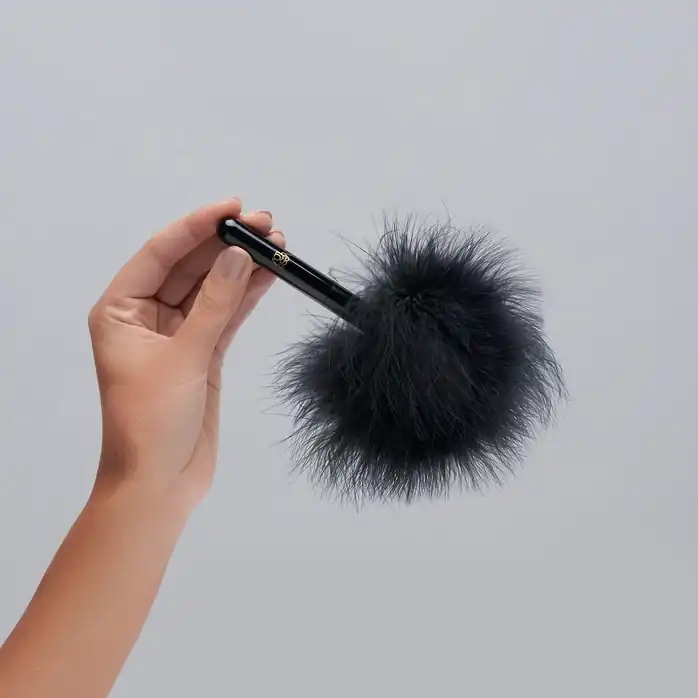 Черная перьевая кисточка с гладкой ручкой Caressing Feather. Фотография 2.