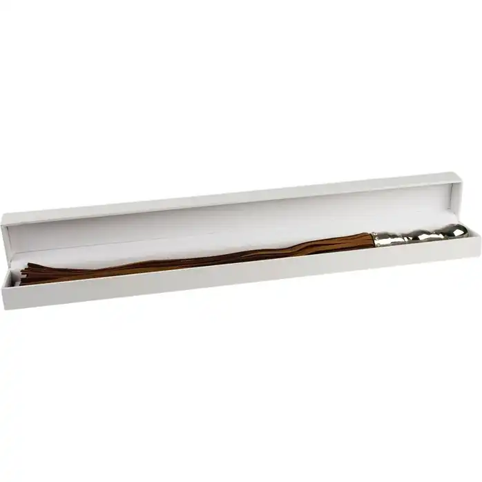 Коричневая плетка Luxury Whip18k-Whitegold plated с покрытой белым золотом рукоятью - Ouch!. Фотография 2.