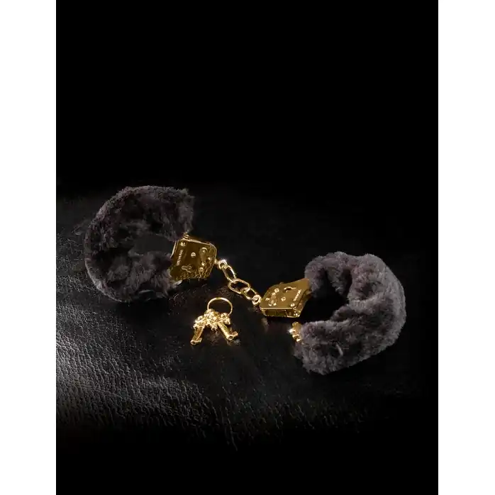 Наручники с чёрной меховой опушкой GOLD DELUXE FURRY CUFFS - Fetish Fantasy Gold. Фотография 2.