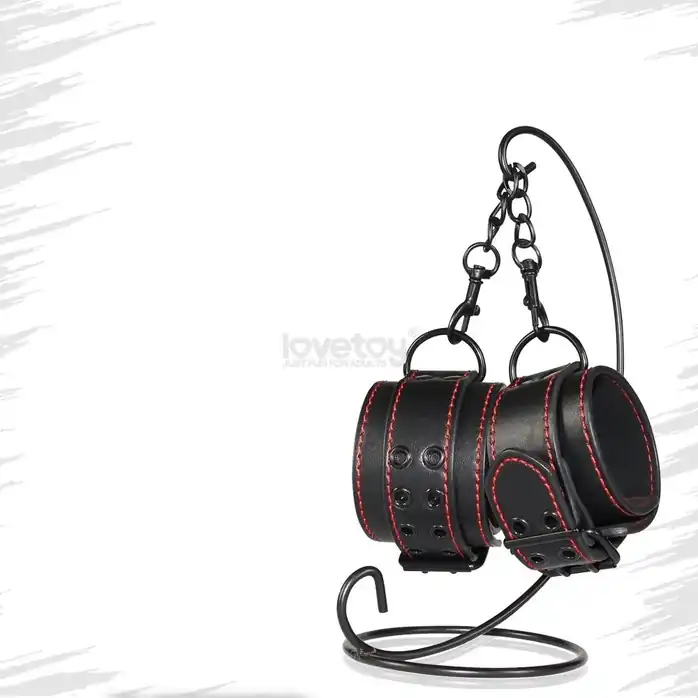 Черные поножи Bondage Fetish Pleasure Ankle cuffs с контрастной строчкой. Фотография 4.