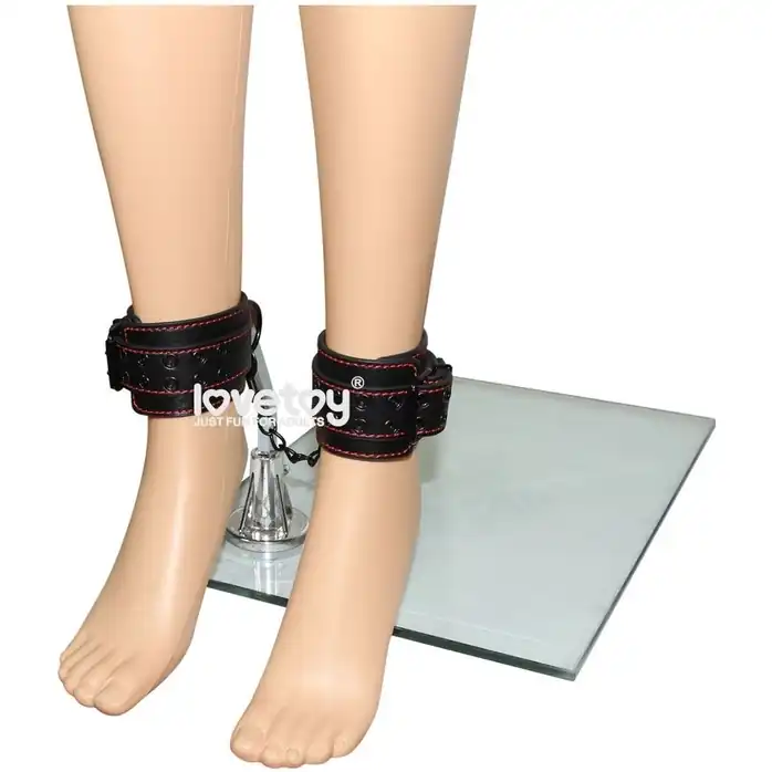 Черные поножи Bondage Fetish Pleasure Ankle cuffs с контрастной строчкой. Фотография 5.