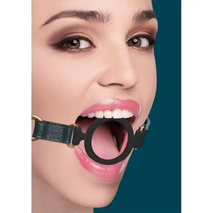 Кляп-кольцо на зеленых ремешках Silicone Ring Gag - Ouch!. Фотография 3.